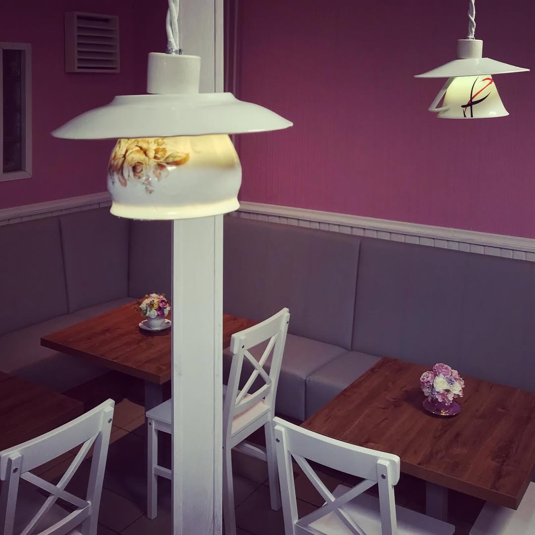 Interiér Mamma Mia Caffe – sedenie pri okne