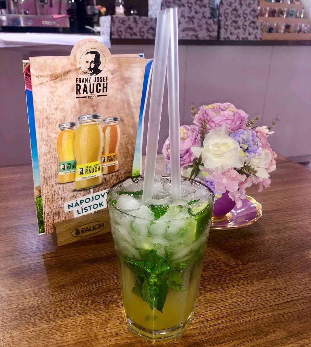 Osviežujúci mojito s mätou a limetkou