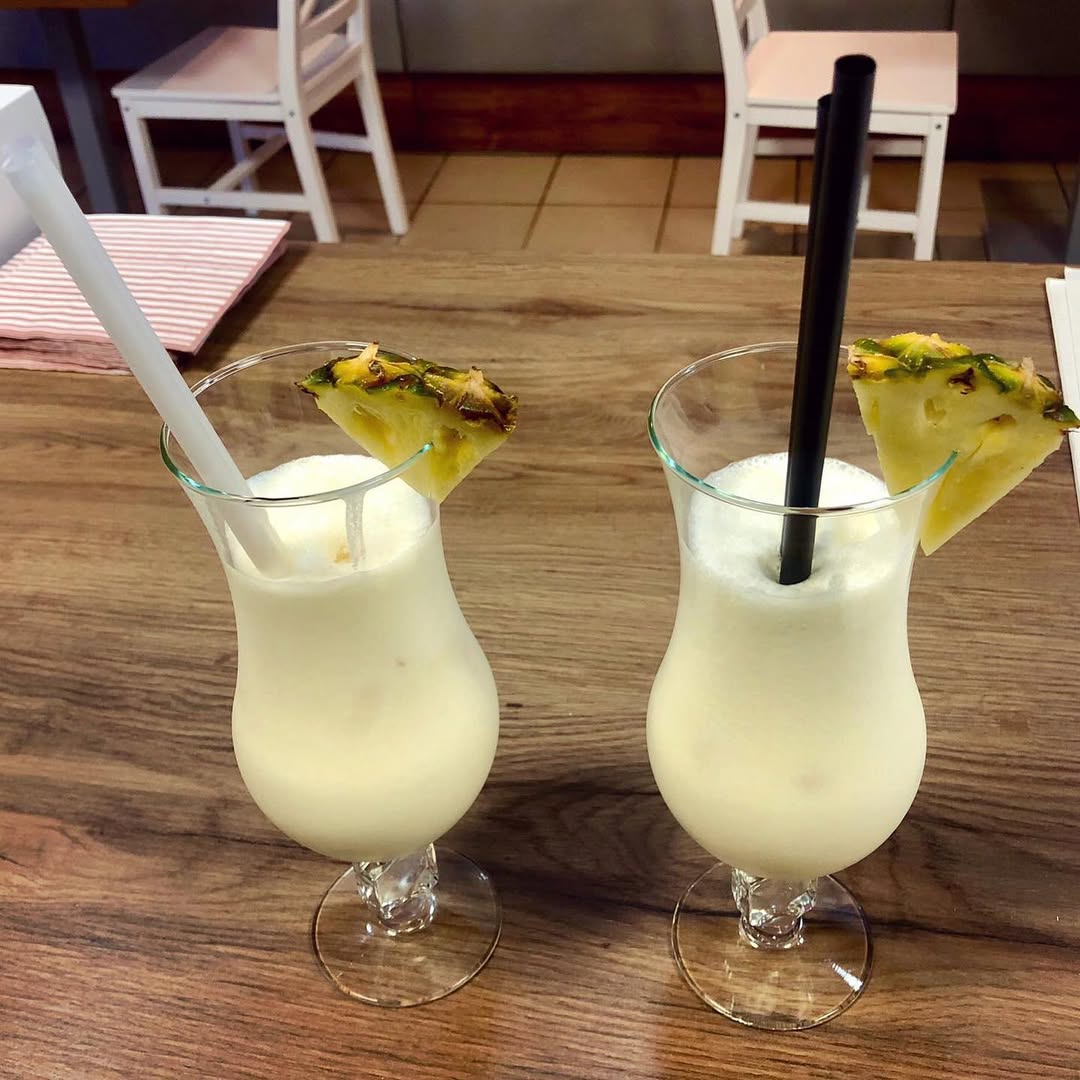 Dve poháre Piña Colada s ananásom